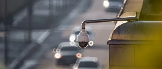 Camera giám sát đường phố vào ban đêm
