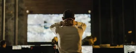 Nhân viên ngồi xem lại video trên màn hình