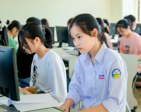 Học sinh trong phòng máy tính