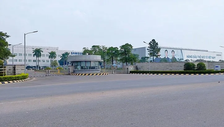 Cổng ra vào khu công nghiệp